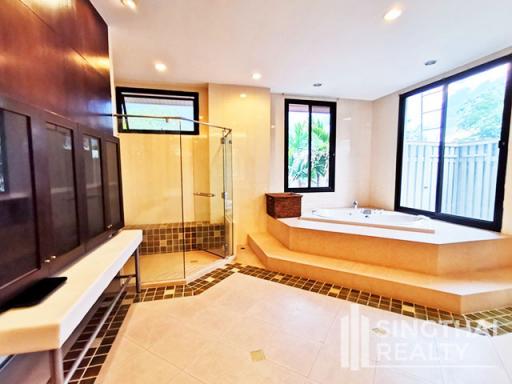 For RENT : House Phrakanong / 3 Bedroom / 5 Bathrooms / 701 sqm / 170000 THB [7223449]