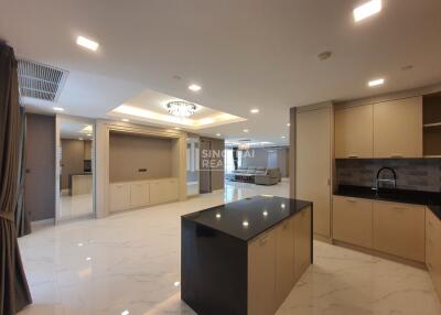 For RENT : Ideal 24 / 4 Bedroom / 4 Bathrooms / 326 sqm / 170000 THB [10068738]