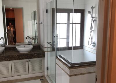 For RENT : House Phrakanong / 4 Bedroom / 4 Bathrooms / 394 sqm / 170000 THB [R10740]