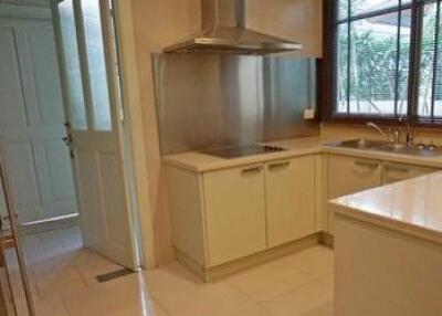 For RENT : House Phrakanong / 4 Bedroom / 4 Bathrooms / 394 sqm / 170000 THB [R10740]