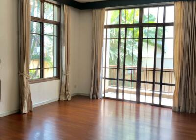 For RENT : House Phrakanong / 4 Bedroom / 4 Bathrooms / 394 sqm / 170000 THB [R10740]