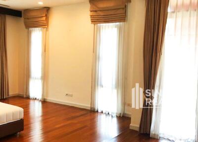 For RENT : House Ekkamai / 4 Bedroom / 5 Bathrooms / 333 sqm / 180000 THB [6812195]