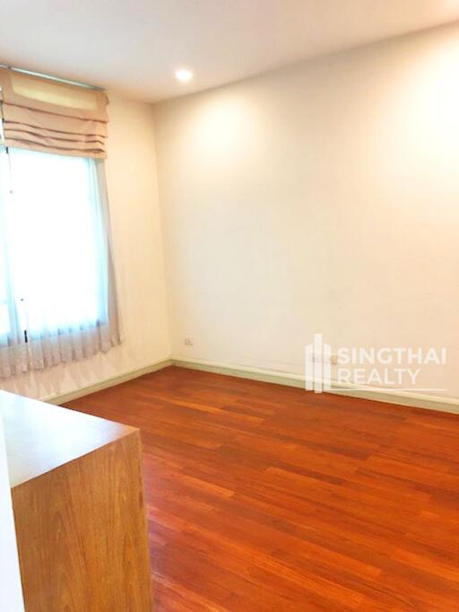 For RENT : House Ekkamai / 4 Bedroom / 5 Bathrooms / 333 sqm / 180000 THB [6812195]