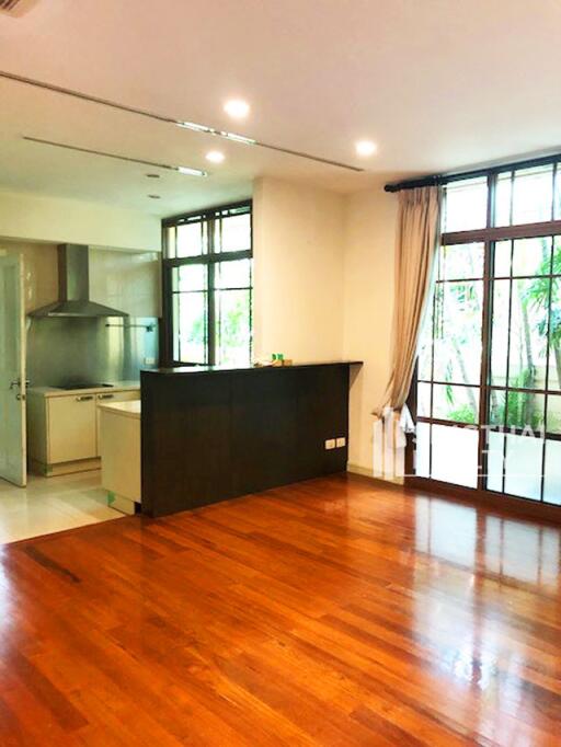 For RENT : House Ekkamai / 4 Bedroom / 5 Bathrooms / 333 sqm / 180000 THB [6812195]