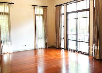 For RENT : House Ekkamai / 4 Bedroom / 5 Bathrooms / 333 sqm / 180000 THB [6812195]