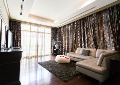 For RENT : House Phrakanong / 4 Bedroom / 5 Bathrooms / 440 sqm / 180000 THB [9037025]