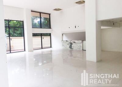 For RENT : Office Phromphong / 2 Bedroom / 2 Bathrooms / 199 sqm / 185000 THB [7466105]