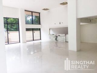 For RENT : Office Phromphong / 2 Bedroom / 2 Bathrooms / 199 sqm / 185000 THB [7466105]