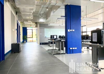 For RENT : Office Ekkamai / 2 Bedroom / 2 Bathrooms / 277 sqm / 193200 THB [7580935]