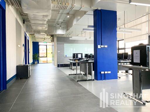 For RENT : Office Ekkamai / 2 Bedroom / 2 Bathrooms / 277 sqm / 193200 THB [7580935]