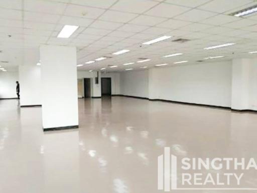 For RENT : Office Ekkamai / 3 Bedroom / 3 Bathrooms / 304 sqm / 196950 THB [8467702]