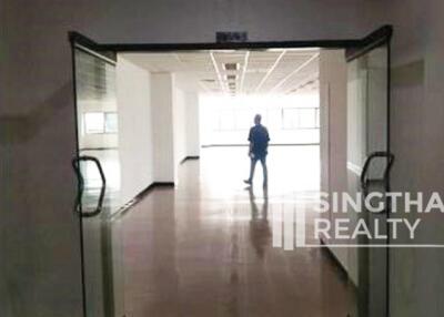 For RENT : Office Ekkamai / 3 Bedroom / 3 Bathrooms / 304 sqm / 196950 THB [8467702]