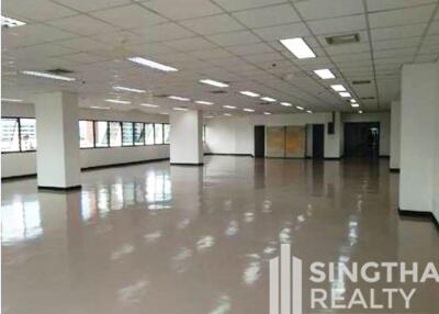 For RENT : Office Ekkamai / 3 Bedroom / 3 Bathrooms / 304 sqm / 196950 THB [8467702]