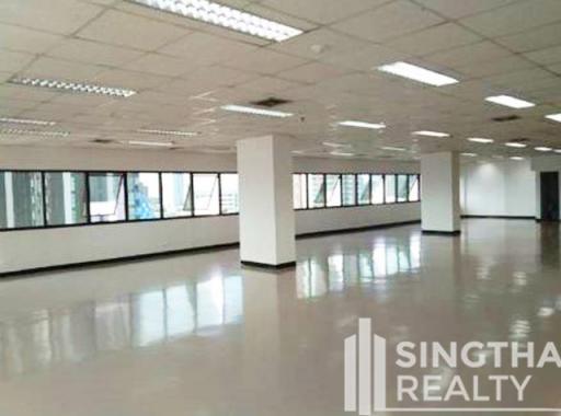 For RENT : Office Ekkamai / 3 Bedroom / 3 Bathrooms / 304 sqm / 196950 THB [8467713]