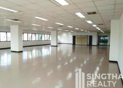 For RENT : Office Ekkamai / 3 Bedroom / 3 Bathrooms / 304 sqm / 196950 THB [8467713]