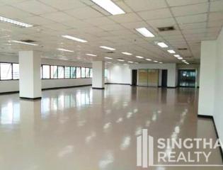 For RENT : Office Ekkamai / 3 Bedroom / 3 Bathrooms / 304 sqm / 196950 THB [8467713]