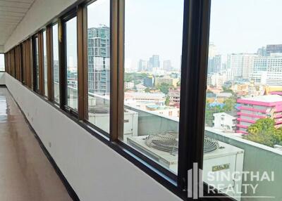 For RENT : Office Ekkamai / 3 Bedroom / 3 Bathrooms / 305 sqm / 197600 THB [7496490]