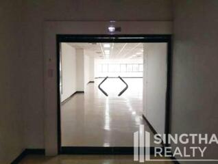 For RENT : Office Ekkamai / 3 Bedroom / 3 Bathrooms / 305 sqm / 197600 THB [8467726]