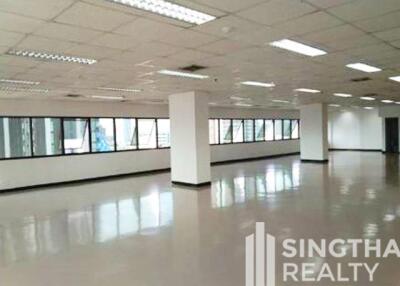 For RENT : Office Ekkamai / 3 Bedroom / 3 Bathrooms / 305 sqm / 197600 THB [8467726]