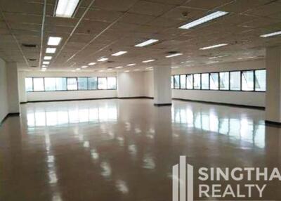 For RENT : Office Ekkamai / 3 Bedroom / 3 Bathrooms / 305 sqm / 197600 THB [8467726]