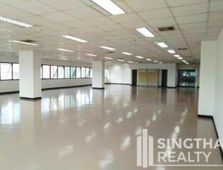 For RENT : Office Ekkamai / 3 Bedroom / 3 Bathrooms / 305 sqm / 197600 THB [8467726]