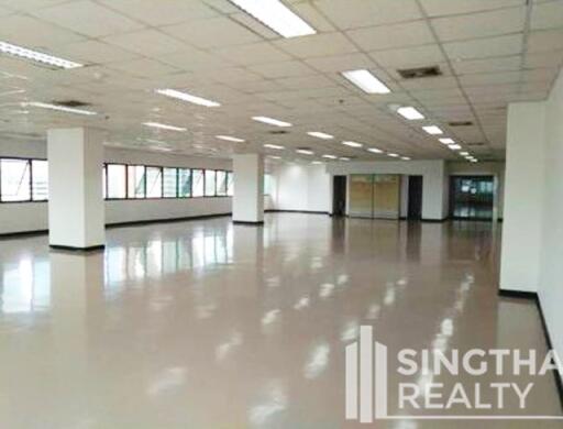 For RENT : Office Ekkamai / 3 Bedroom / 3 Bathrooms / 305 sqm / 197600 THB [8467726]