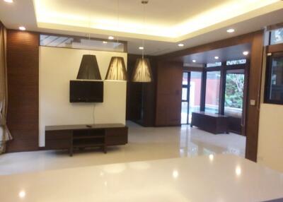 For RENT : House Thonglor / 4 Bedroom / 5 Bathrooms / 401 sqm / 200000 THB [3855044]