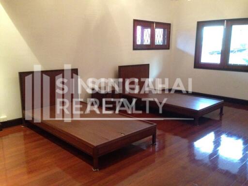 For RENT : House Phrakanong / 3 Bedroom / 3 Bathrooms / 401 sqm / 200000 THB [4039271]