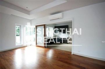 For RENT : House Ekkamai / 4 Bedroom / 3 Bathrooms / 551 sqm / 200000 THB [4047047]