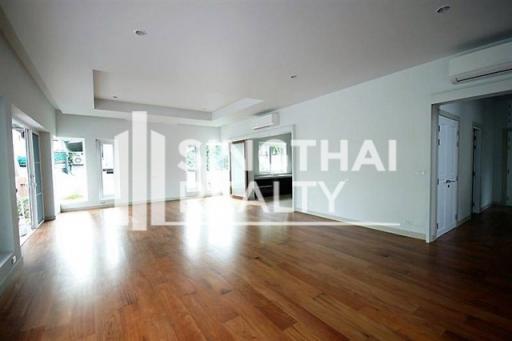 For RENT : House Ekkamai / 4 Bedroom / 3 Bathrooms / 551 sqm / 200000 THB [4047047]