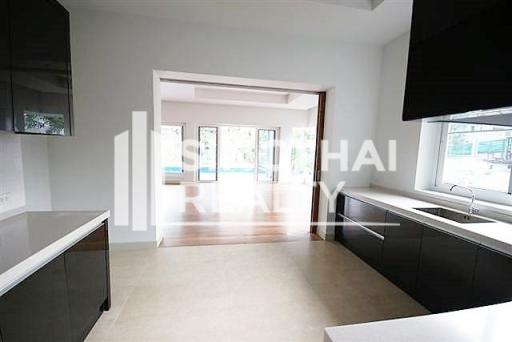 For RENT : House Ekkamai / 4 Bedroom / 3 Bathrooms / 551 sqm / 200000 THB [4047047]