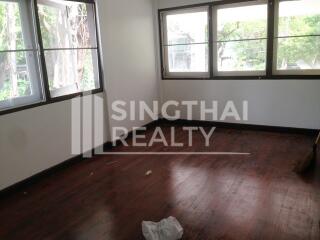 For RENT : House Ekkamai / 4 Bedroom / 3 Bathrooms / 351 sqm / 200000 THB [4125359]