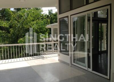 For RENT : House Ekkamai / 4 Bedroom / 3 Bathrooms / 351 sqm / 200000 THB [4125359]