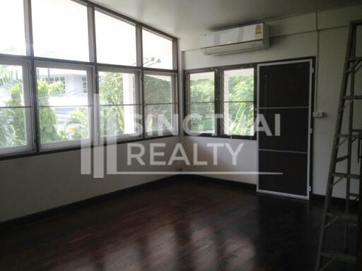 For RENT : House Ekkamai / 4 Bedroom / 3 Bathrooms / 351 sqm / 200000 THB [4125359]