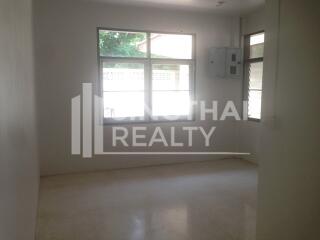 For RENT : House Ekkamai / 4 Bedroom / 3 Bathrooms / 351 sqm / 200000 THB [4125359]