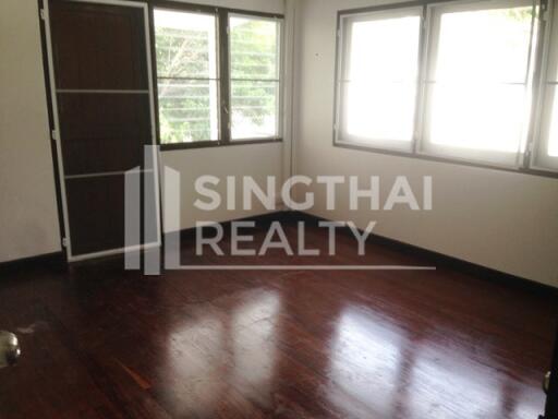 For RENT : House Ekkamai / 4 Bedroom / 3 Bathrooms / 351 sqm / 200000 THB [4125359]