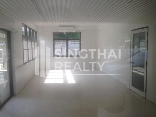 For RENT : House Ekkamai / 4 Bedroom / 3 Bathrooms / 351 sqm / 200000 THB [4125359]