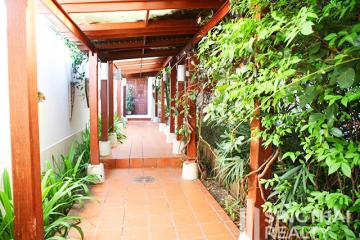 For RENT : House Ekkamai / 4 Bedroom / 5 Bathrooms / 451 sqm / 200000 THB [7131308]