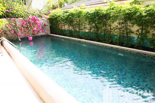 For RENT : House Ekkamai / 4 Bedroom / 5 Bathrooms / 451 sqm / 200000 THB [7131308]