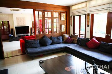 For RENT : House Ekkamai / 4 Bedroom / 5 Bathrooms / 451 sqm / 200000 THB [7131308]