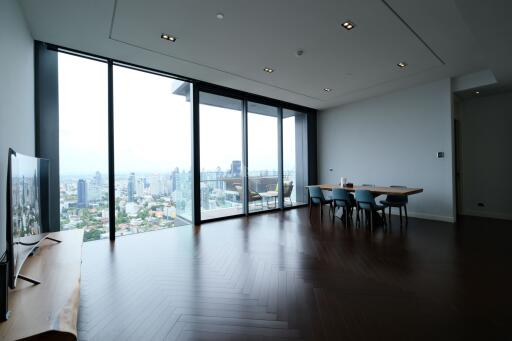 For RENT : MARQUE Sukhumvit / 3 Bedroom / 3 Bathrooms / 160 sqm / 200000 THB [R10017]