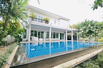 For RENT : House Ekkamai / 4 Bedroom / 4 Bathrooms / 550 sqm / 220000 THB [9022005]