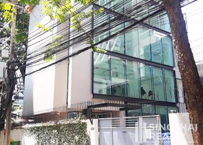 For RENT : Office Phromphong / 2 Bedroom / 2 Bathrooms / 301 sqm / 240000 THB [7529392]