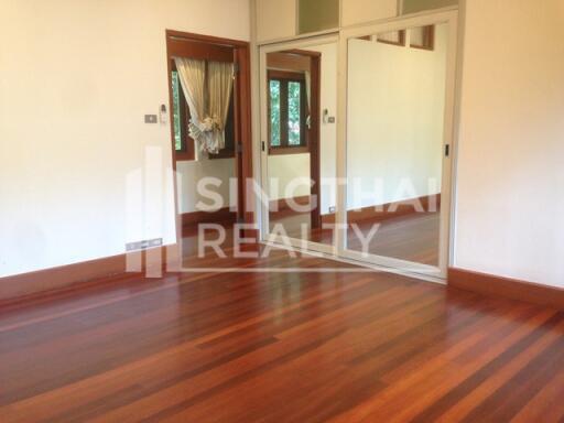 For RENT : House Phromphong / 4 Bedroom / 5 Bathrooms / 351 sqm / 250000 THB [4354721]