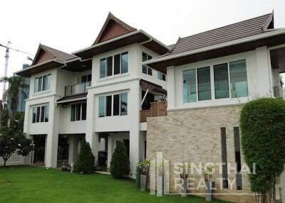 For RENT : House Ekkamai / 4 Bedroom / 4 Bathrooms / 601 sqm / 250000 THB [5431724]