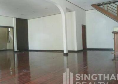 For RENT : House Phromphong / 3 Bedroom / 3 Bathrooms / 301 sqm / 250000 THB [5834324]