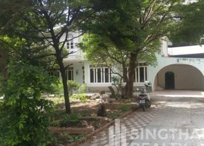 For RENT : House Phromphong / 3 Bedroom / 3 Bathrooms / 301 sqm / 250000 THB [5834324]