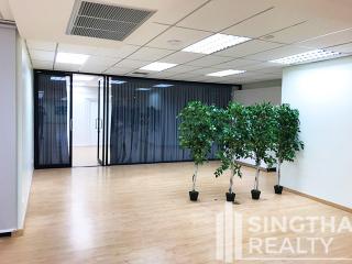 For RENT : Office Ekkamai / 3 Bedroom / 3 Bathrooms / 479 sqm / 250000 THB [7226573]