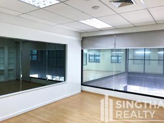 For RENT : Office Ekkamai / 3 Bedroom / 3 Bathrooms / 479 sqm / 250000 THB [7226573]