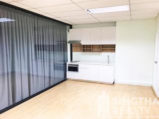 For RENT : Office Ekkamai / 3 Bedroom / 3 Bathrooms / 479 sqm / 250000 THB [7226573]